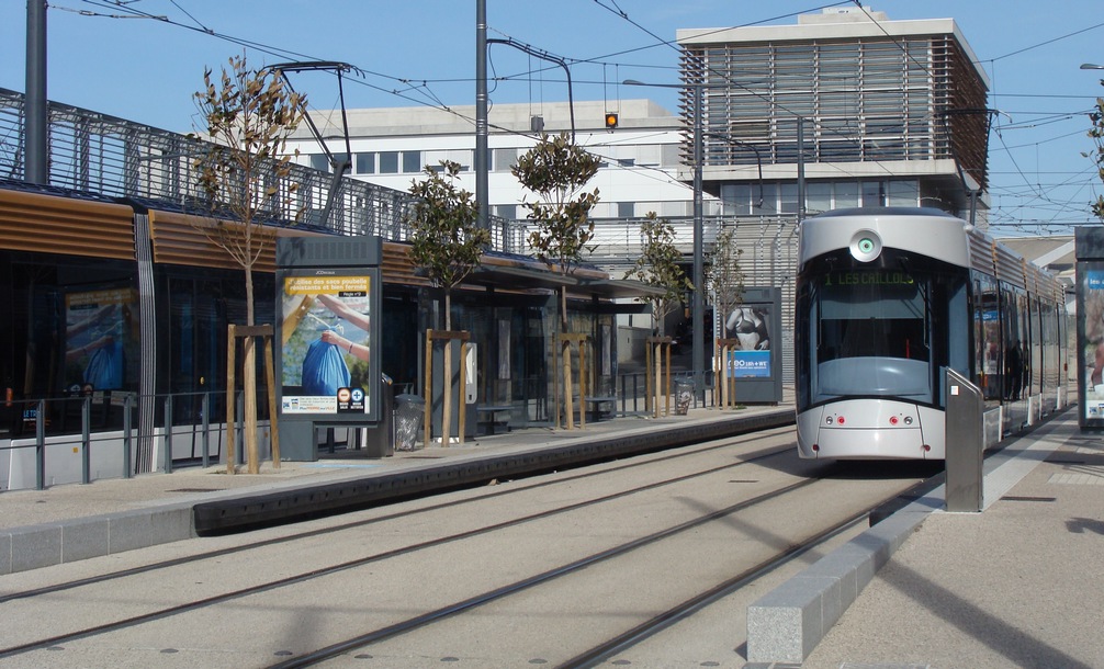 Quartier Saint-Pierre à Marseille avec le tram qui circule